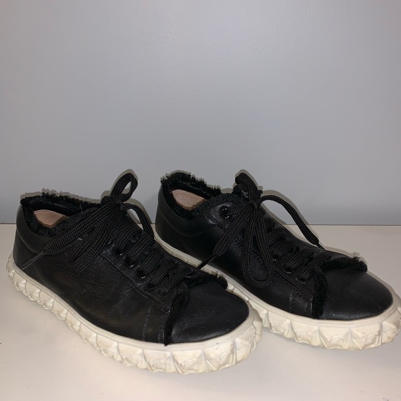 Stuart Weitzman Coverstory Fringe Black Sneaker size 6 - Picture 2 of 4